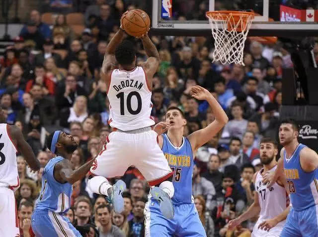 员在场上更 员在场上更