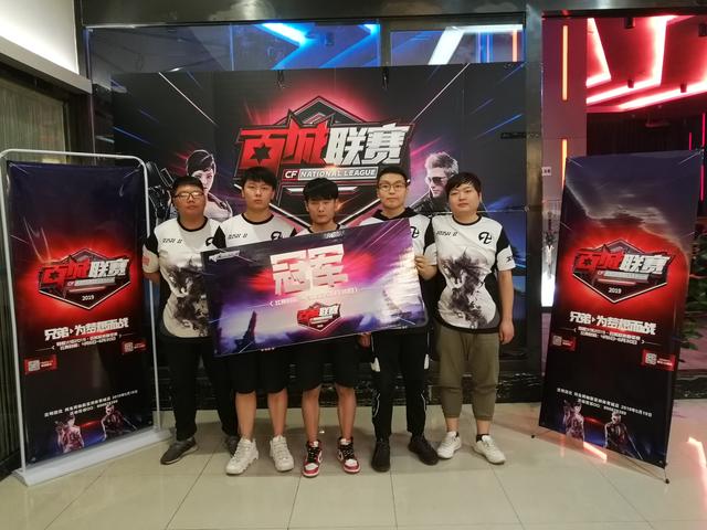 一极是敢于 一极是敢于